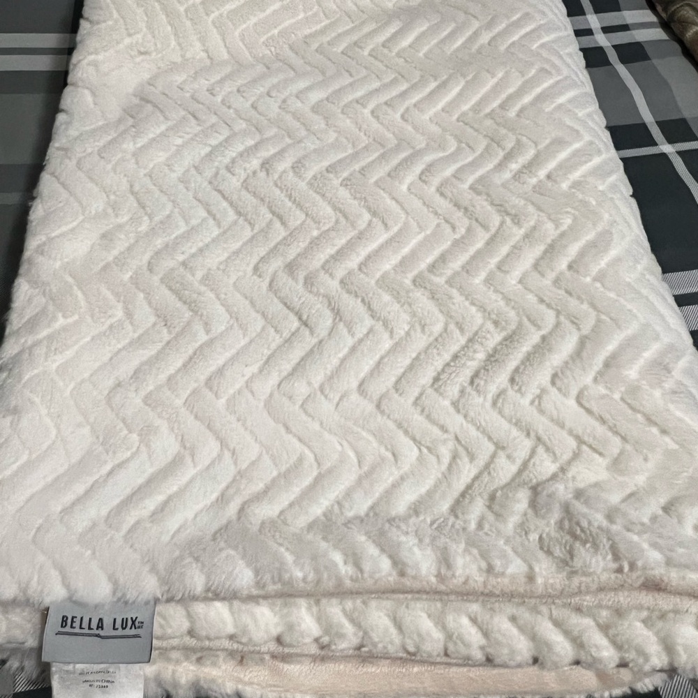 Bella Luxx Soft White Chevron Throw Blanket